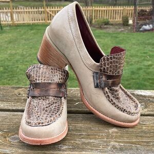 Freebird by Steven Sz 8 Chevelle Women’s Taupe Loafers with Brown Croc Accent